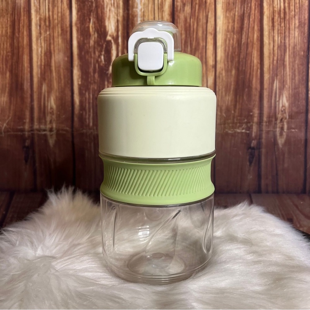 Green & Cream Juicer Cup 34 oz Portable Plastic Bottle with Lid